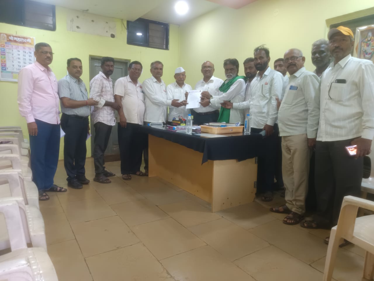 Swabhimani stopped the vehicles of Ajra Sugar